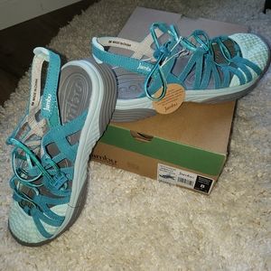 New in box with tags.. Jambu Water Diva Encore